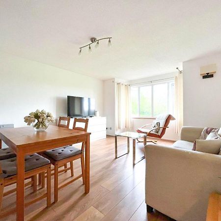 Lovely 2 Bedroom Flat With Free Parking, Great Transport Links To Central London, The Excel Centre, Canary Wharf And The O2! Exterior foto