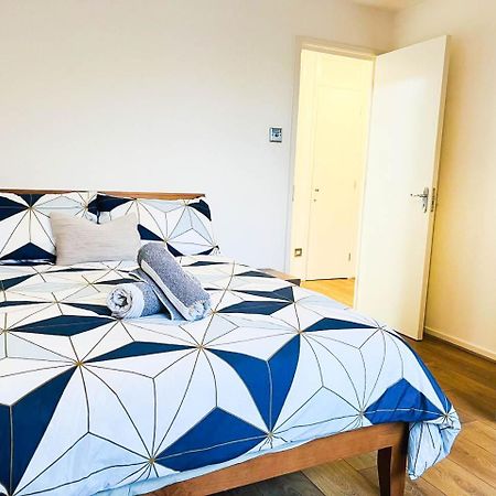 Lovely 2 Bedroom Flat With Free Parking, Great Transport Links To Central London, The Excel Centre, Canary Wharf And The O2! Exterior foto