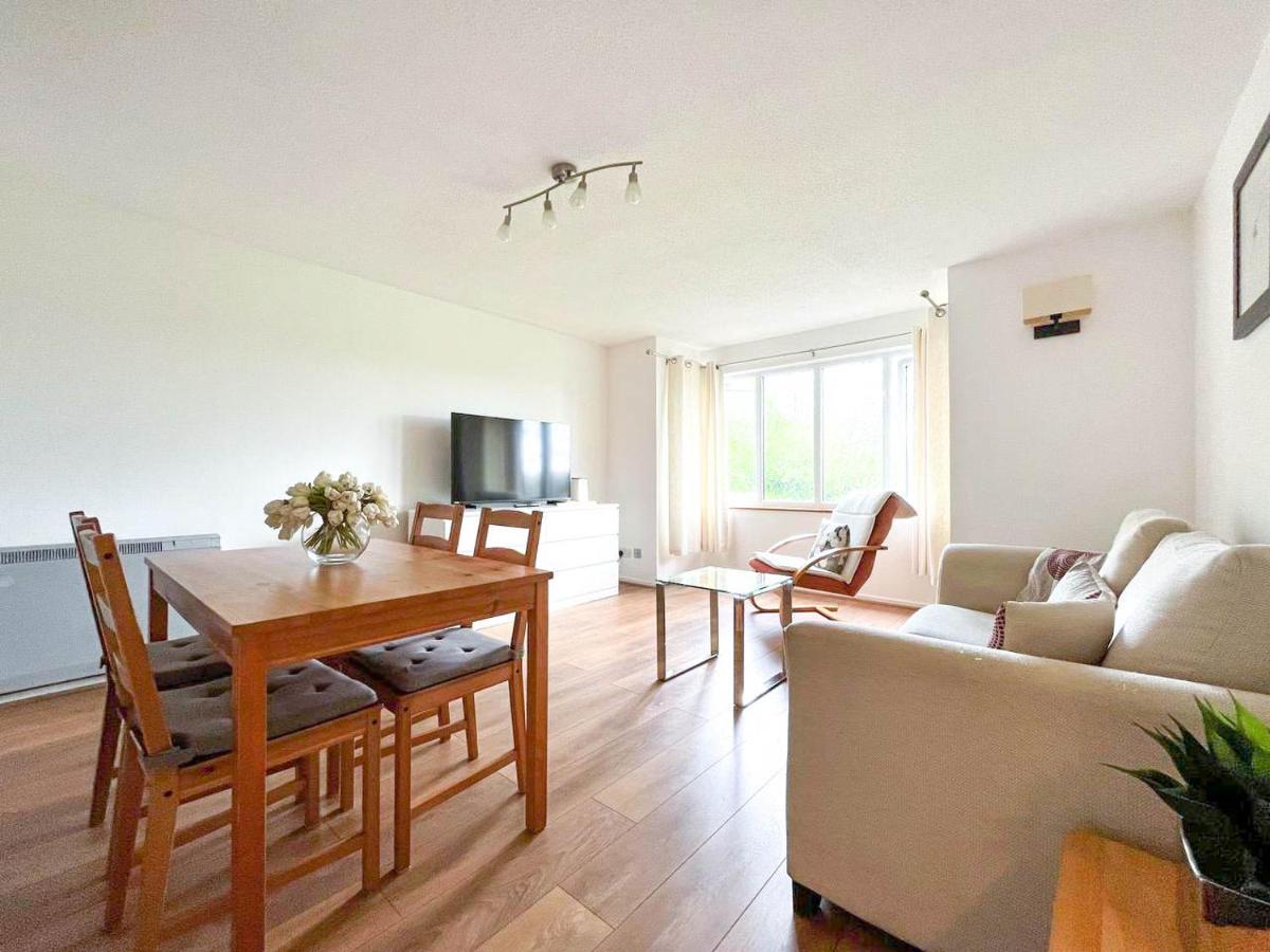 Lovely 2 Bedroom Flat With Free Parking, Great Transport Links To Central London, The Excel Centre, Canary Wharf And The O2! Exterior foto
