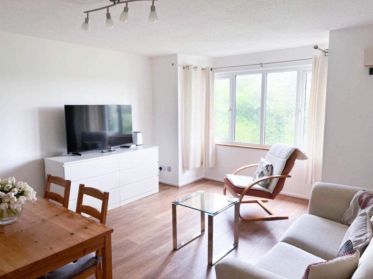 Lovely 2 Bedroom Flat With Free Parking, Great Transport Links To Central London, The Excel Centre, Canary Wharf And The O2! Exterior foto