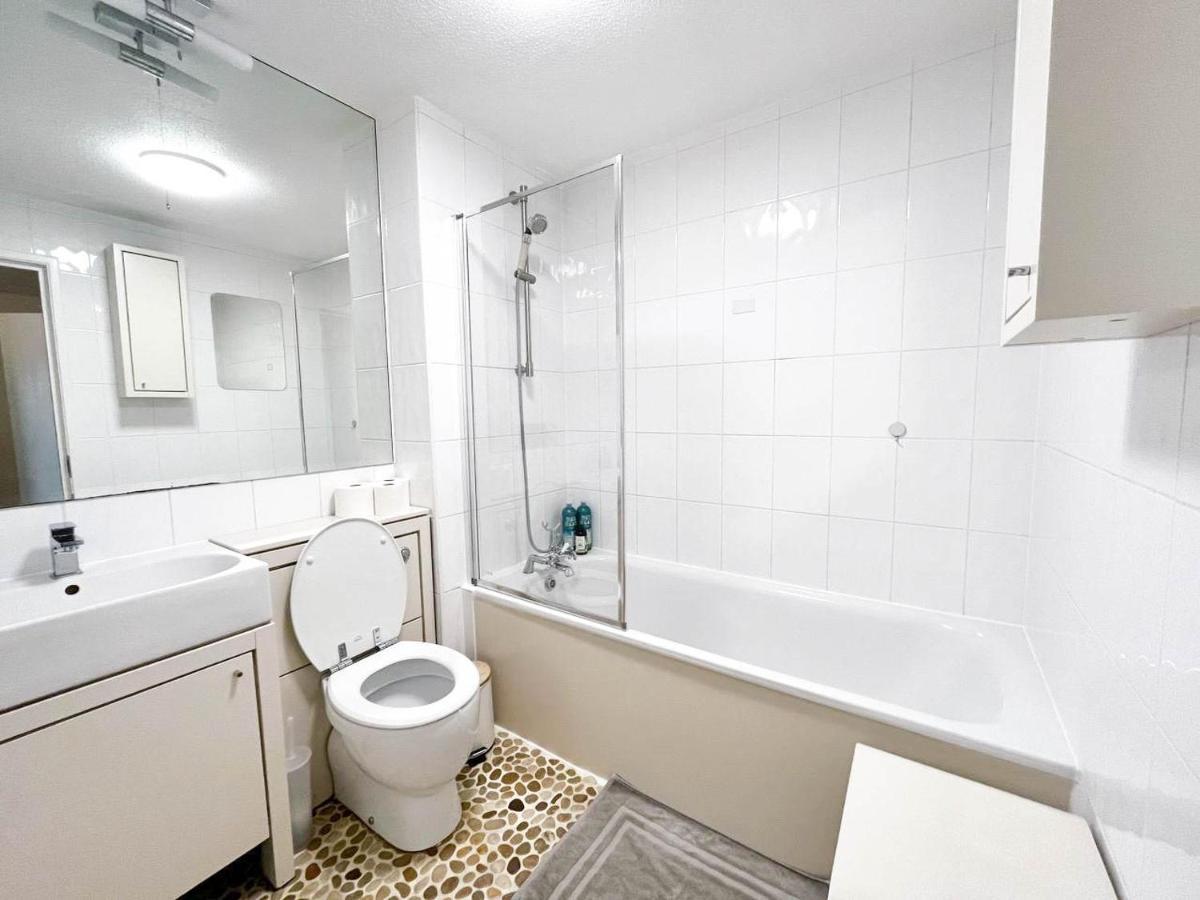 Lovely 2 Bedroom Flat With Free Parking, Great Transport Links To Central London, The Excel Centre, Canary Wharf And The O2! Exterior foto